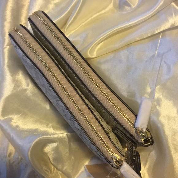 LAST ONE! NWT MICHAEL KORS Jet Set Travel Wristlet - Picture 5 of 8